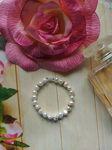 Как почистить жемчуг дома.. Загрязнения жемчуга убирают с помощью легкого мыльного раствора.Его ...