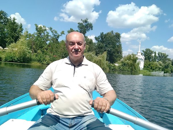 Плыви, лодочка, плыви.По волнам удачи.К берегам большой любви,Там, где ивы плачут.Принеси с собою ...