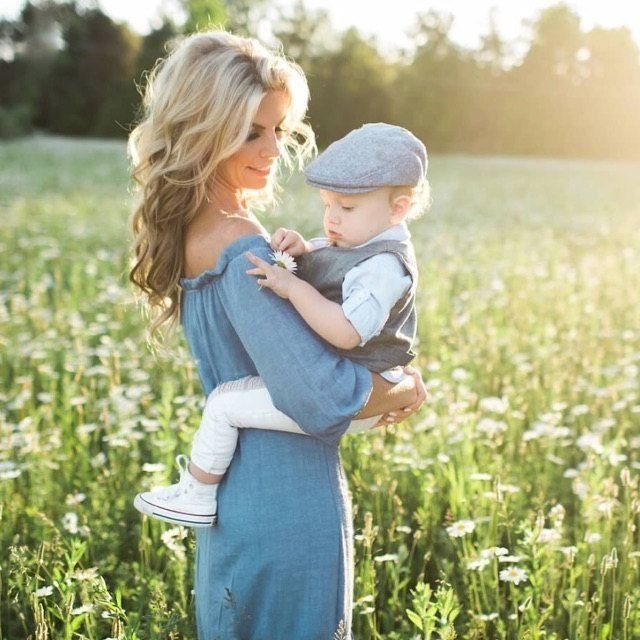 Mom son photoshoot. Фотосессия мама и малыш на природе. Фотосессия с маленьким сыном. Летняя фотосессия с сыном. Мама с малышом летом.