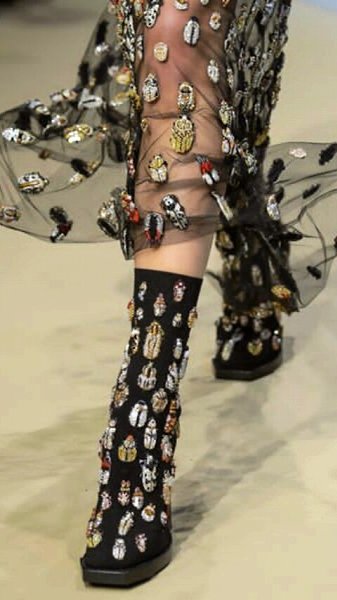 Вышитые жуки от "Alexander McQueen". Очень много жуков - 3