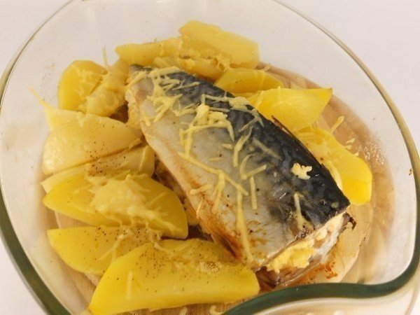 ЗАПЕЧЕННАЯ СКУМБРИЯ С СЫРОМ .Скумбрия, запеченная с сыром, - нежная и очень вкусная рыбка! Сыр и ...
