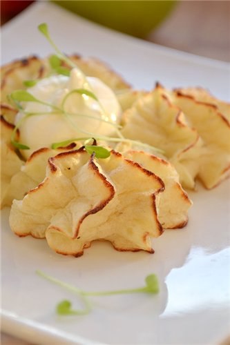 Картофельно-яблочные розочки. Яблоки придают картофельному пюре пикантную кислинку. Такие розочки ...