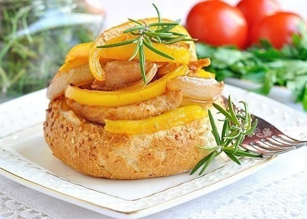 Курица с кармельным луком.Ингредиенты:Куриное филе 500 гПерец болгарский 1/2 шт.Лук репчатый 3-4 ...