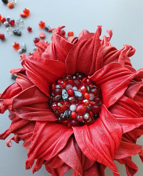 #украшение@fan_handmade.Брошь создана из кожи! Цветок создан из четырёх ярких оттенков кожи с не ... - 5