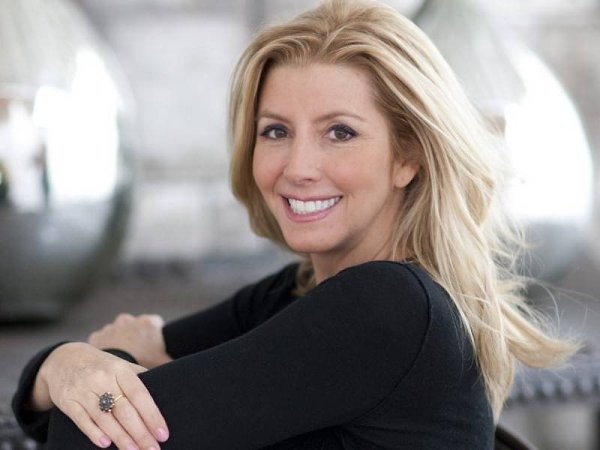 Женщина эта - Сара Блейкли (Sara Blakely), основательница стартапа Spanx. Работала она продавцом ...