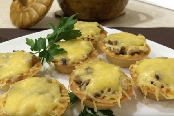 Курино-грибной жульен в тарталетках.сливки 20% 500 млгрудка куриная 400 гшампиньоны 400 гсыр ...
