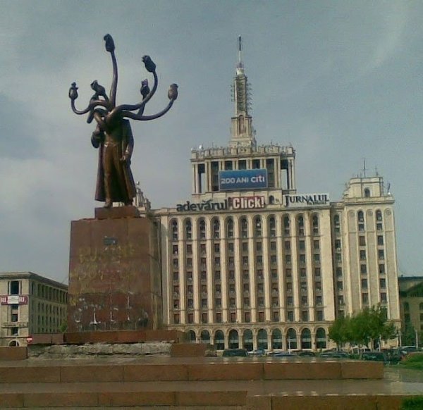 В Бухаресте вот так переделали памятник В.И. Ленину. Скульптура символизирует снижение интереса ... - 5