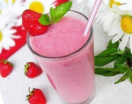 Клубничный коктейль.*Калорийность на 100 г - 68 ккал.*- клубника – 150 г,- молоко 1,5% - г,- зефир – ...