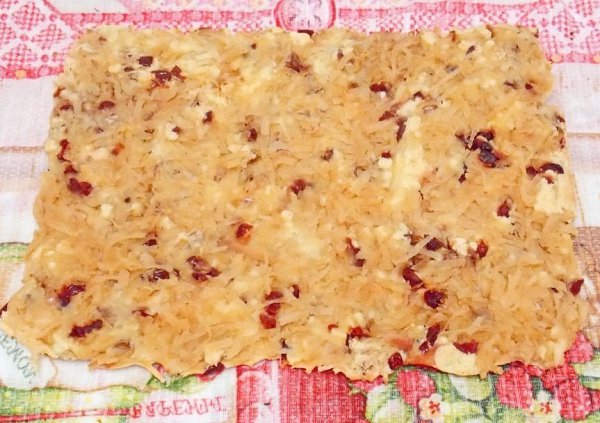 Яблочный рулет с грецкими орехами и брусникой.Ингредиенты:Яйцо куриное — 2 шт.Сахар — 60 гВанильный ... - 7