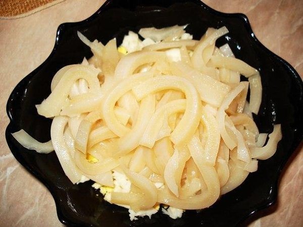 Салат из кальмаров. Ингредиенты: Кальмар — 2 средние тушки Лук — 1\2 небольшой луковицы Яйца — 2 шт. ...