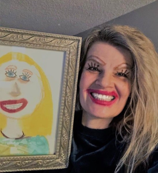 Женщина решила накраситься так, как изобразила её дочь!)
