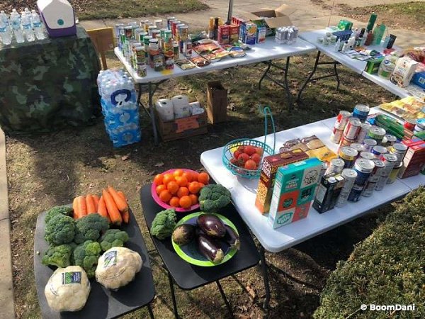 Семья в США поставила столики, на которые выложила продукты для тех, кто попал в сложное положение, ...