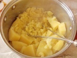 Вареники с картошкой.Мы предлагаем Вам в выходной день налепить вареников с картошкой! Их ещё и ... - 2