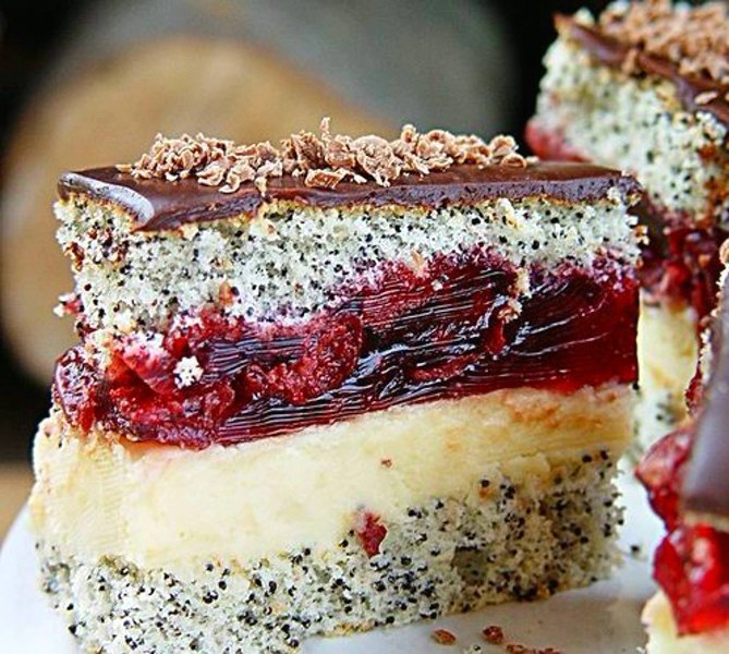 Очень вкусный торт вишневая фантазия. Ингредиенты для бисквита: 5 яиц 1 стакан сахара 1/2 чашки мака ...
