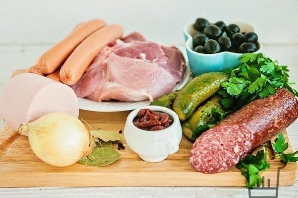 СОЛЯНКА .Ингредиенты: 400 г мясо (свинина или говядина) 4 шт. сосиски 200 г колбаса (вареная) 200 г ... - 2