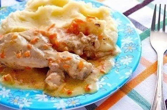 Курица в молочно-сметанном соусе.Вам потребуется:Курица - 1 штМорковь - 1 штВешенки - 200 г (или ...