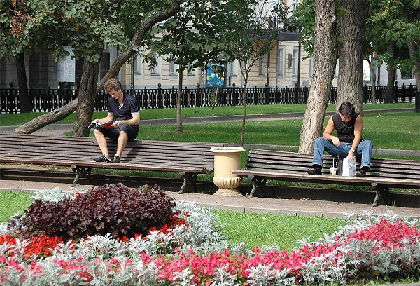 Вы сидите на скамейке в парке рядом с вами присела молодая женщина с ребенком