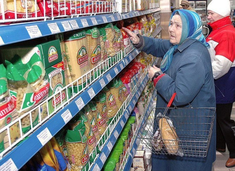 Рост цен в магазинах. Бабушка в магазине. Бабка в магазине продуктов. Пенсионеры в магазине. Прилавок у бабки.