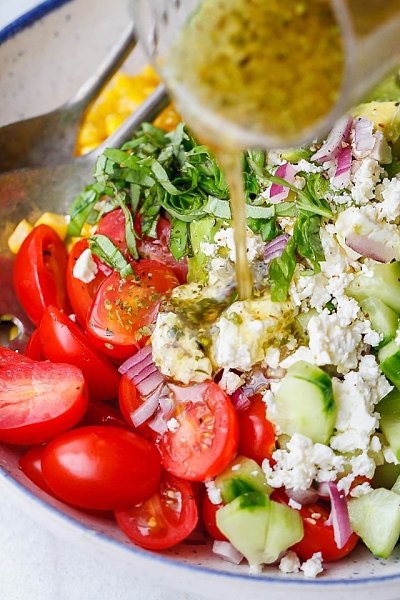 Салат с авокадо, кукурузой и сыром фета.Ингредиенты:Свежая или замороженная кукуруза — 1,5 ... - 3