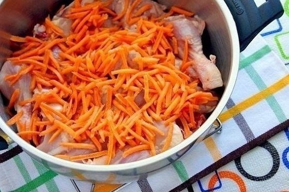 Курица в молочно-сметанном соусе.Вам потребуется:Курица - 1 штМорковь - 1 штВешенки - 200 г (или ... - 2