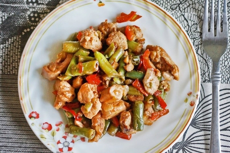 Тёплый салат с запеченными овощами и острой фасолью.82 ккал на 100 гр.Ингредиенты:болгарский перец - ...