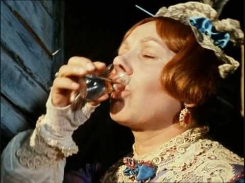 Это так прекрасно, если женщина любит изысканное сухое вино, но может выпить водки. Михаил Жванецкий