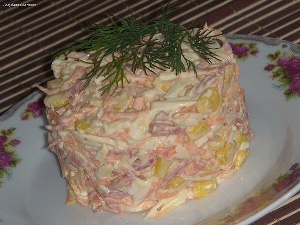 Быстрый и вкусный салат.Ингредиенты:Морковь (сырая)-1 шт.Сыр - 100 гр.Колбаса копч. - 100 гр.Чеснок ...