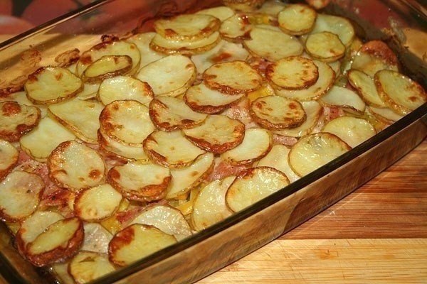 Запечённый молодой картофель с беконом и овощами.Ингредиенты:- картофель- молодой кабачок- жёлтый ...