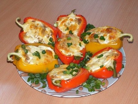 Перец фаршированный с сыром,курицей и грибами.Ингредиенты:-3 средних перца-1 куриное бедро(или ...