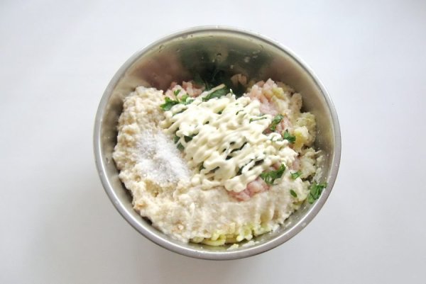 Котлеты из курицы с яблоками и петрушкой.Ингредиенты:Куриное филе — 500 гЛук репчатый — 1 шт.Яблоко ... - 5