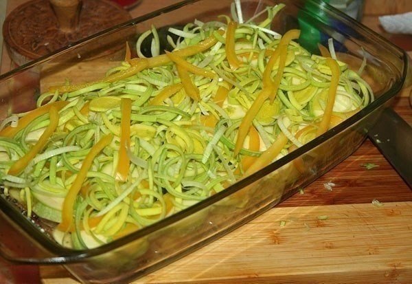 Запечённый молодой картофель с беконом и овощами.Ингредиенты:- картофель- молодой кабачок- жёлтый ... - 3