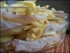 Картофельная запеканка с курицей и сыром (по-французски).Ингредиенты:Картошка – 600г.Лук – ... - 8