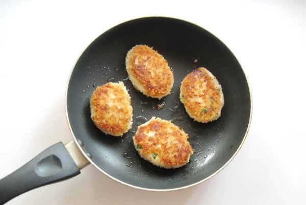 Котлеты из курицы с яблоками и петрушкой.Ингредиенты:Куриное филе — 500 гЛук репчатый — 1 шт.Яблоко ... - 8