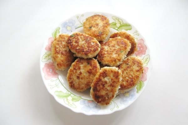 Котлеты из курицы с яблоками и петрушкой.Ингредиенты:Куриное филе — 500 гЛук репчатый — 1 шт.Яблоко ... - 9