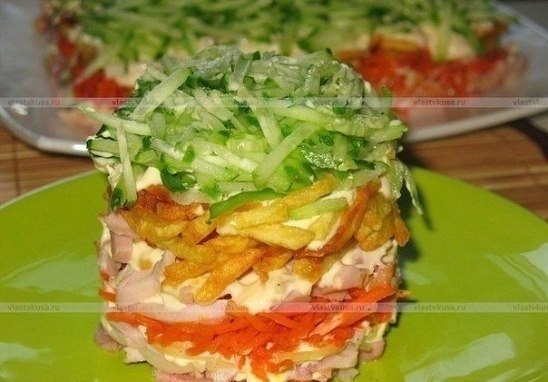 Обалденный слоеный салат с курицей и картофелем.Ингредиенты:курица копченаякартофельогурец ...