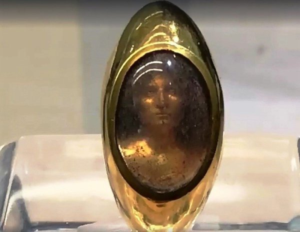 Кольцо скорбящей матери.В 2001 году в окрестностях Рима, археологам посчастливилось обнаружить ... - 2