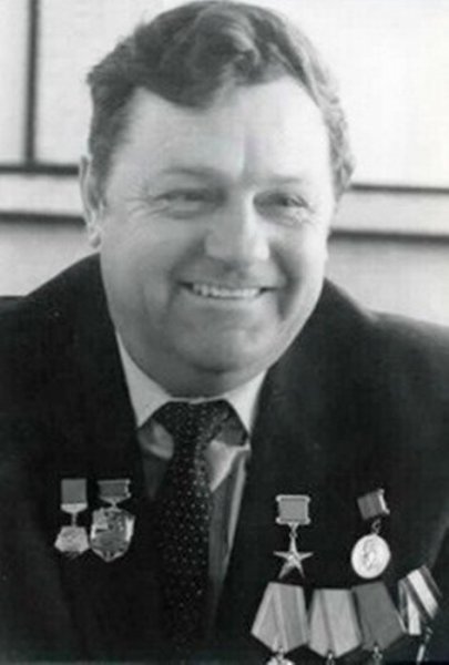 Анатолий Петрович Машуров, (2 февраля 1939 - 25 июля 1996) - Герой Социалистического Труда, ...