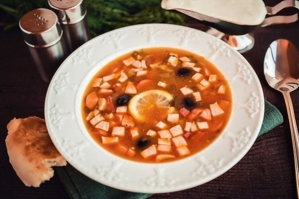 СОЛЯНКА .Ингредиенты: 400 г мясо (свинина или говядина) 4 шт. сосиски 200 г колбаса (вареная) 200 г ...