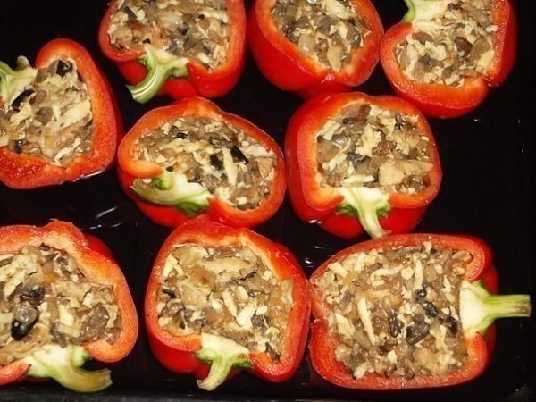 ПЕРЦЫ, ФАРШИРОВАННЫЕ КУРИЦЕЙ И ГРИБАМИ.Ингредиенты6-7 шт. перец сладкий1 шт. грудка куриная300 г ... - 8