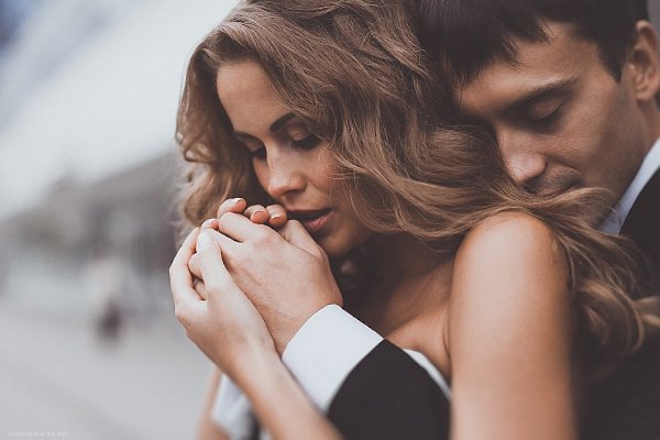 Я не знаю, как там, у других, Да и знать не хочу, если честно. Кто там кем-то любим – не любим, Мне ...