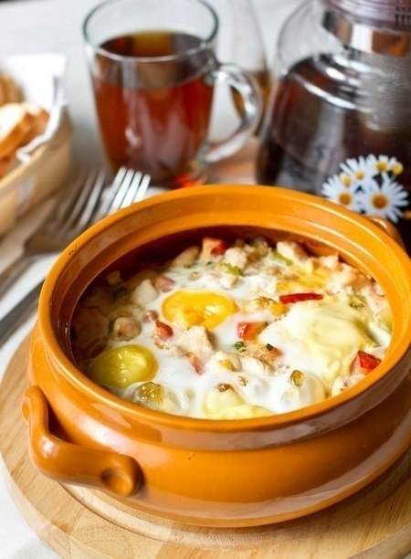 Яйца, запеченные с курицей и овощами.Ингредиенты на 2 порции:1 куриное филе100-150 г кабачка1 ...