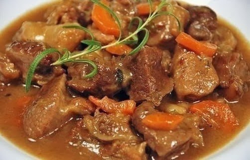 Очень вкусный гуляш. Калорийность на 100г - 130ккал Ингредиенты: 300г филе мякоти говядины 1 средняя ...