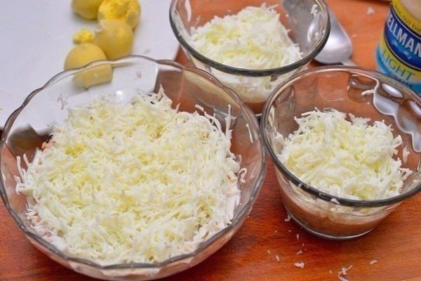 Салат Мимоза.Ингредиенты:Рыба консервированная — 1 банкаМорковь — 2 шт.Картофель — 4 шт.Яйца куриные ... - 6