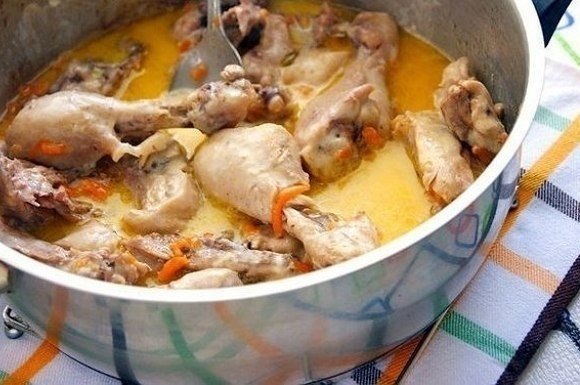 Курица в молочно-сметанном соусе.Вам потребуется:Курица - 1 штМорковь - 1 штВешенки - 200 г (или ... - 6