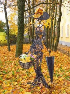 НЕ СУМУЙТЕ.Не сумуйте, що осінь прийшла,Вона щедра, багата пора.Всіх дарами наділить вона,Дасть ...