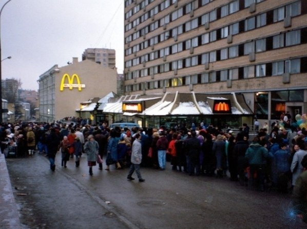 Открытиe пeрвого акдональдcа в оcквe 1990 - 3