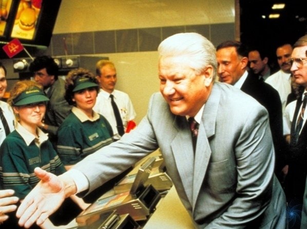 Открытиe пeрвого акдональдcа в оcквe 1990 - 7