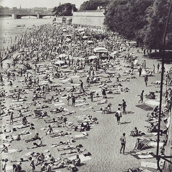 Активность на пляже у Петропавловской крепости в 1963 году