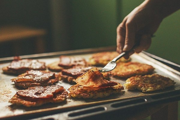 Драники с помидорами и беконом.Ингредиенты:Картофель крупный — 3 шт.Яйца — 2 шт.Бекон — по ... - 5