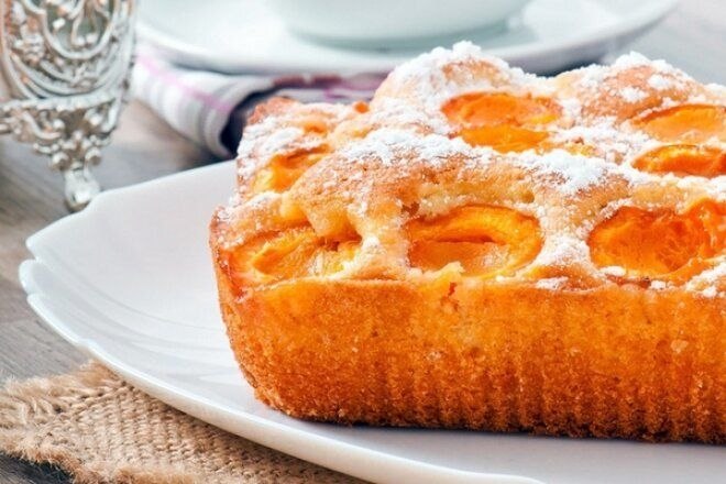 ПИРОГ С АБРИКОСАМИ а-ля шарлотка.Пирог получился воздушным и очень вкусным, отличныи вариант для ...